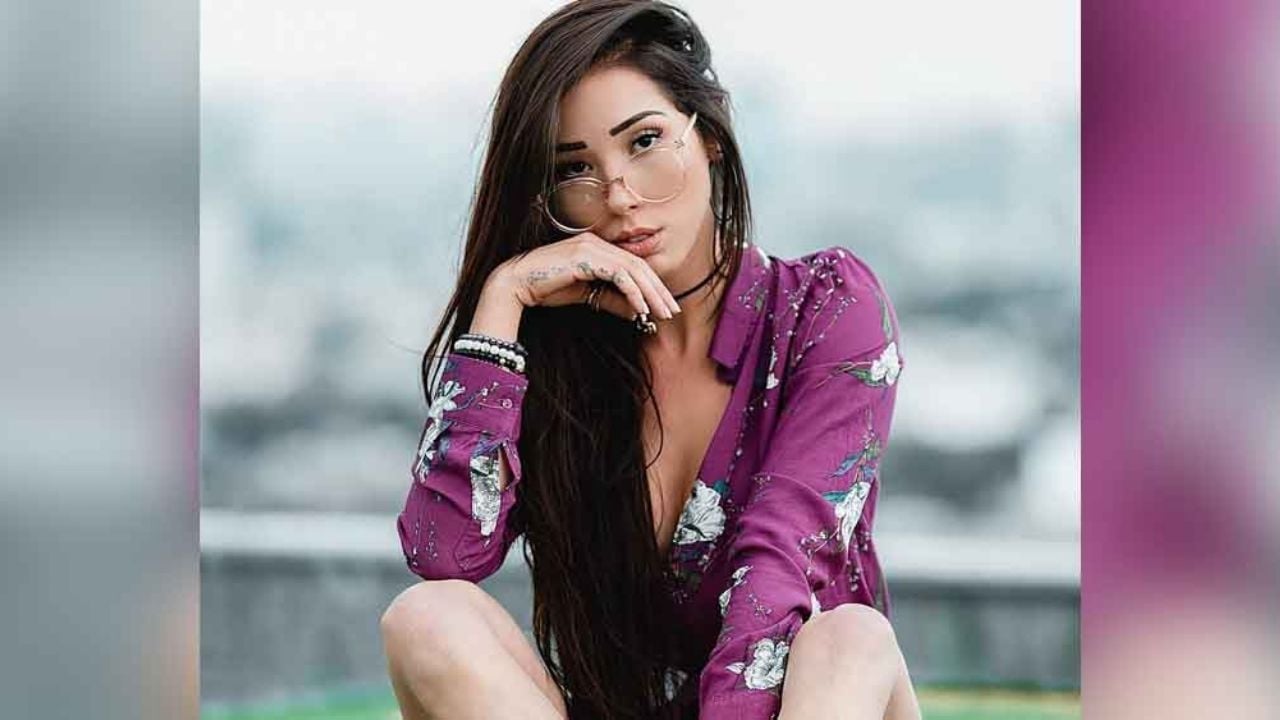 Danik Michell enciende Instagram en leggings arriba de una bicicleta