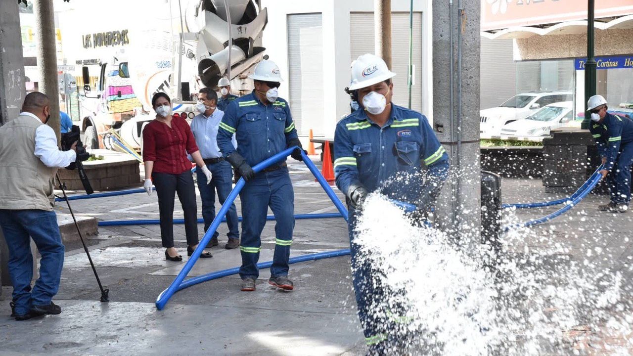 Ayuntamiento de Hermosillo limpia espacios públicos para evitar coronavirus