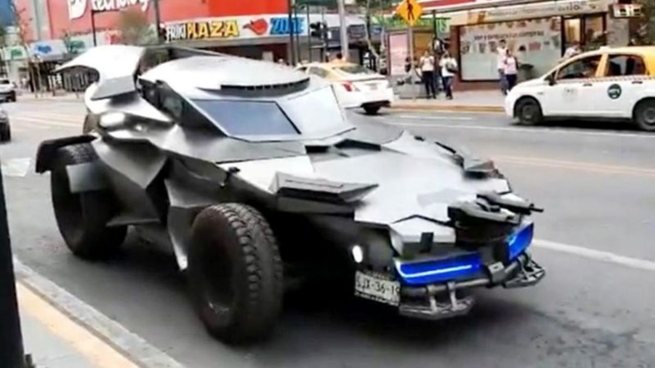 ‘Batman’ invita a los regios a ser súperheroes para ser vencer al coronavirues