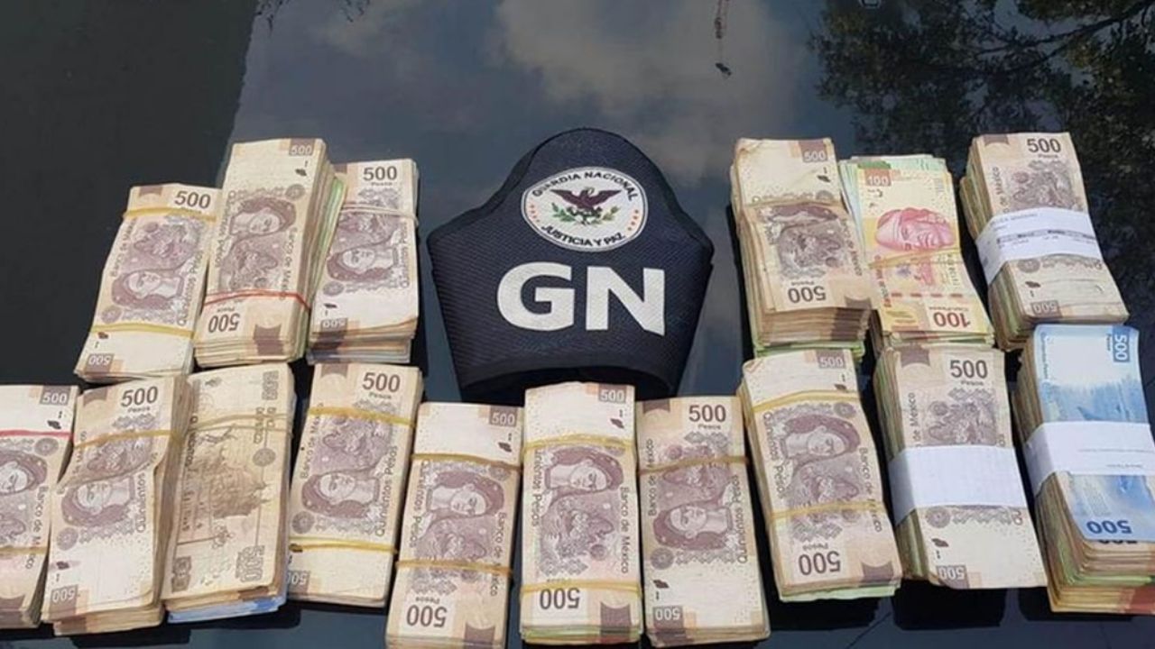 Detienen a sujeto por no traer cinturón y le encuentran más de 800 mil pesos