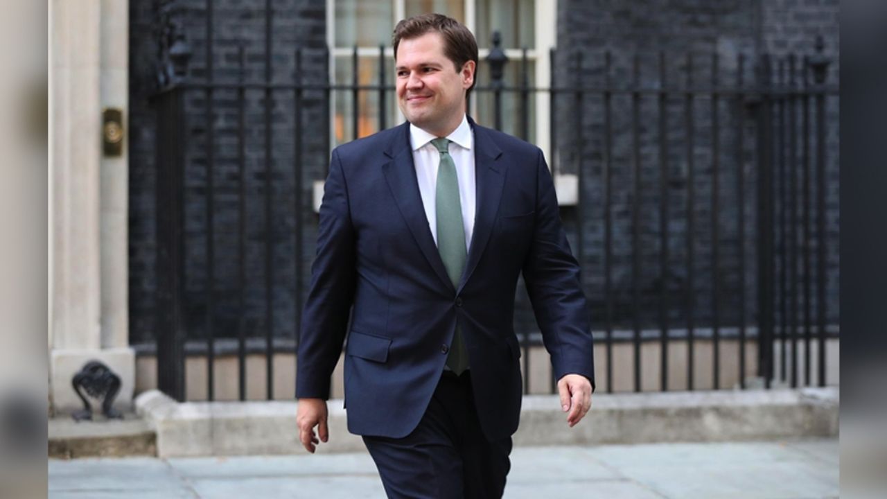 Ministro británico rompe su propia regla y viaja en plena cuarentena