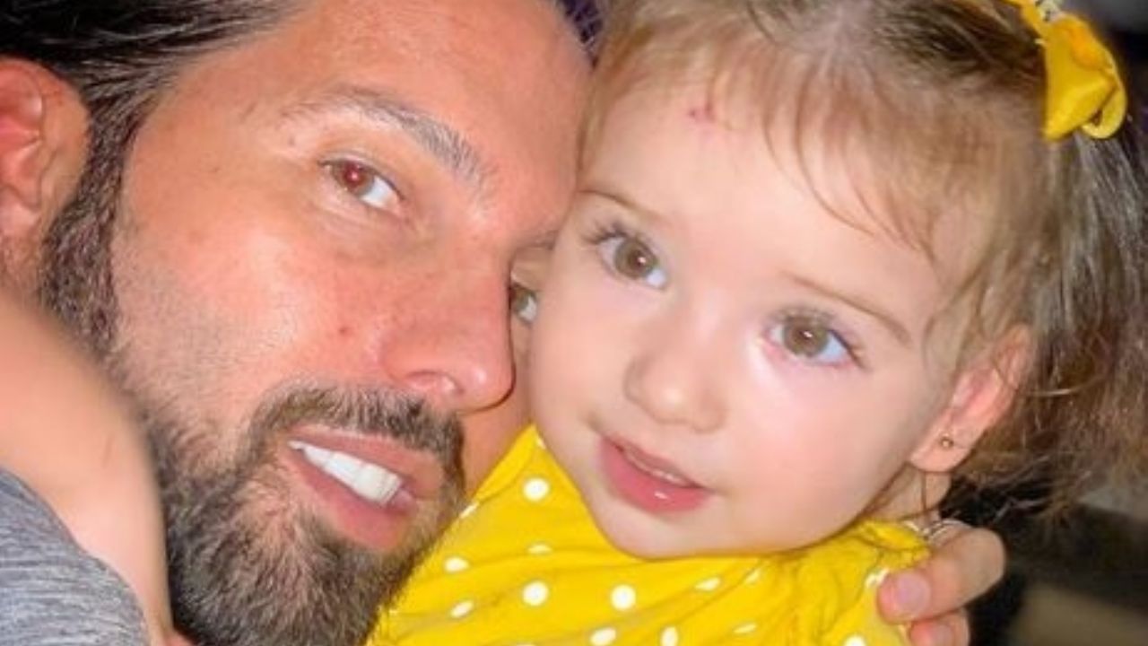 ¡Insoportable! Poncho De Nigris no sabe qué hacer y decide molestar a su hija de 2 años