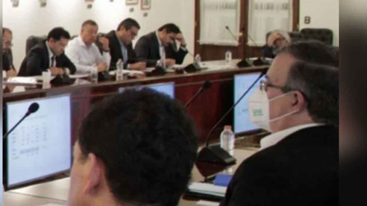 ¿Tiene coronavirus? Ebrard usa cobreboca N95 en reunión con AMLO