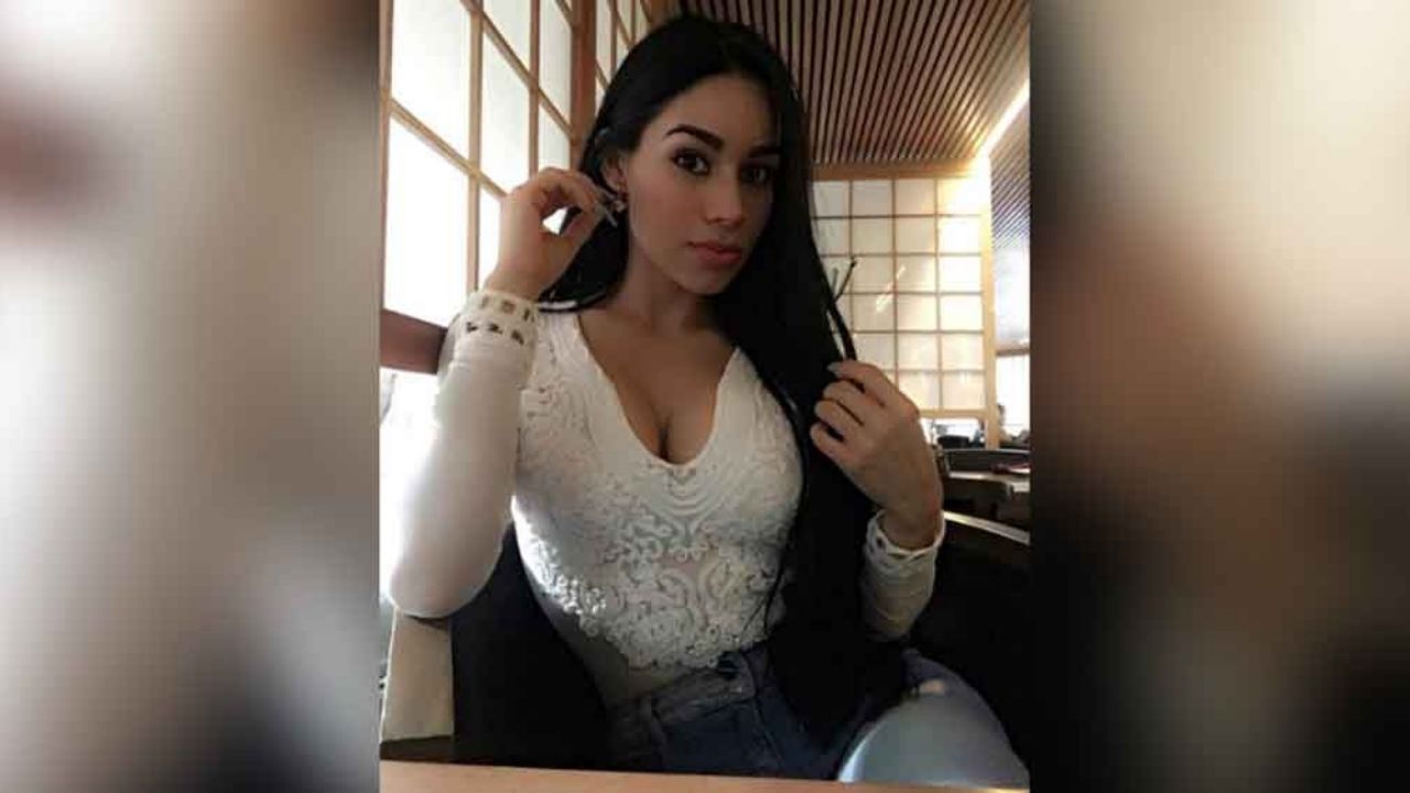 Frente al espejo, Yuliett Torres expone sus atributos con microscópico bikini