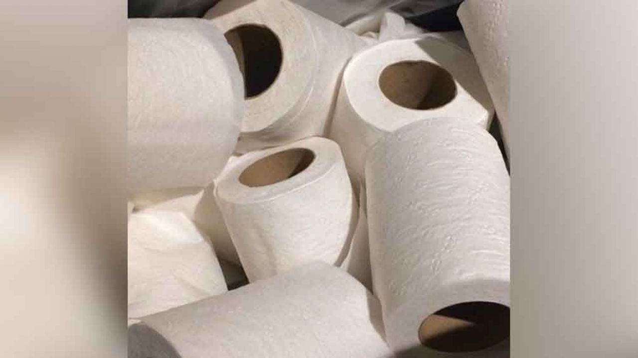 Hombre es detenido tras golpear a su madre por esconderle en papel de baño