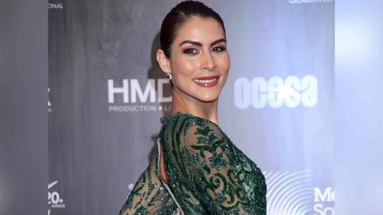 “Bomboncito”: María León desata el furor sonriente arriba del tubo