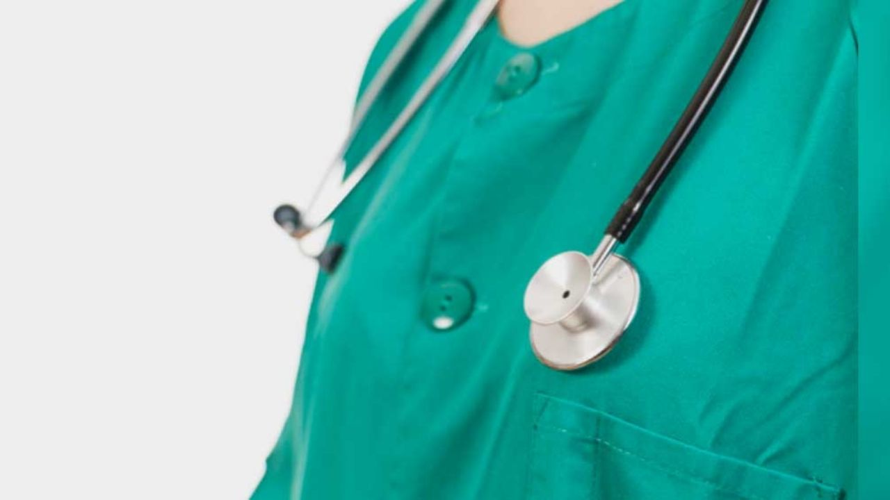 Amor y Covid-19: El emotivo abrazo de una madre y su hija enfermera