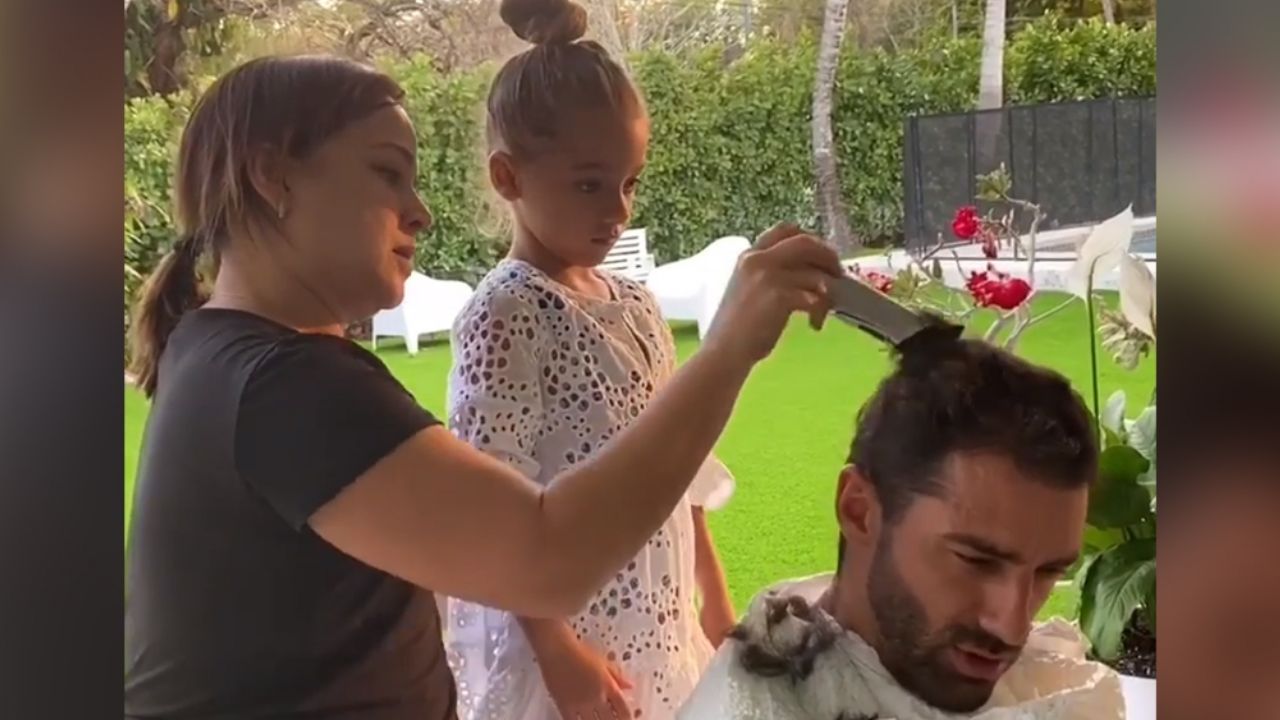 Adamari López y su hija deciden ser peluqueras; su primera víctima es Toni Costa