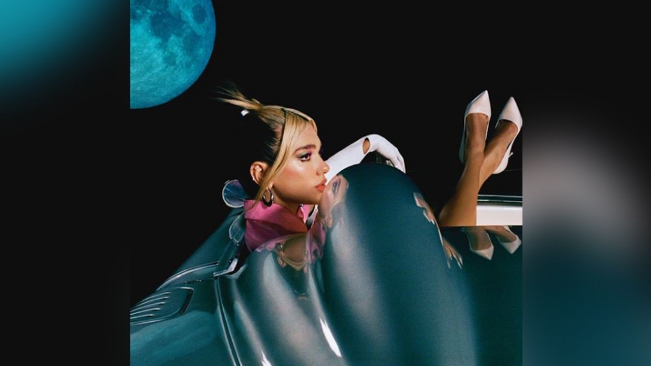 ¡Casi se le salen! Dua Lipa posa para portada y por poco enseña de más: “Qué montañas”