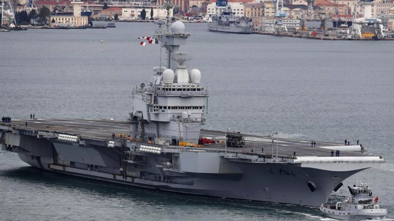 50 personas a bordo de un portaaviones francés salen positivos en Covid-19