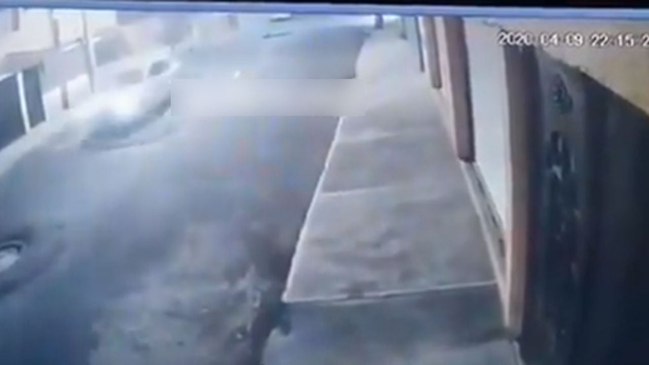 VIDEO: Arrojan cadáver desde un auto con el rostro cubierto en CDMX