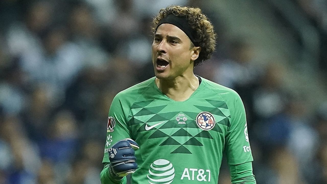 Memo Ochoa dona despensas a las familias más necesitadas ante el Covid-19