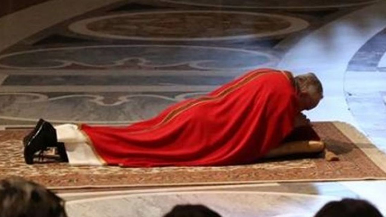 Papa reza tendido en el suelo: “Covid-19 recordó a fieles que no son dioses”