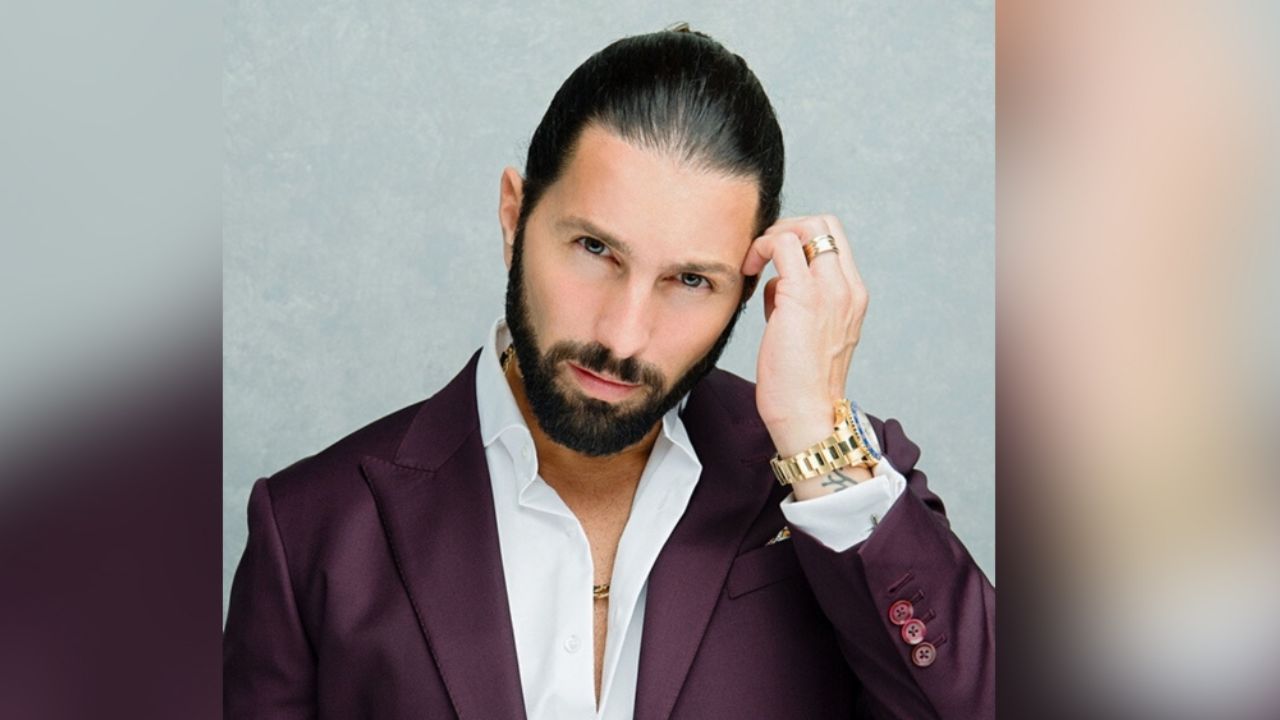 ¡Grosero! Poncho de Nigris pierde la paciencia con su madre y ¡la empuja!