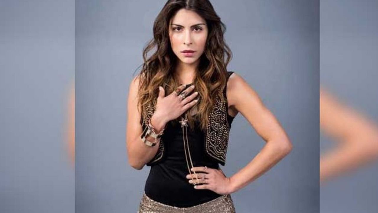 María León desata pasiones al posar en ‘outfit’ deportivo junto al tubo