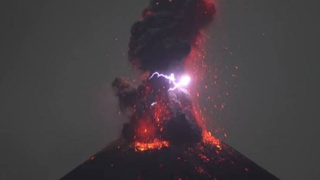 El volcán Krakatoa en Indonesia erupciona con furia en un espectáculo aterrador