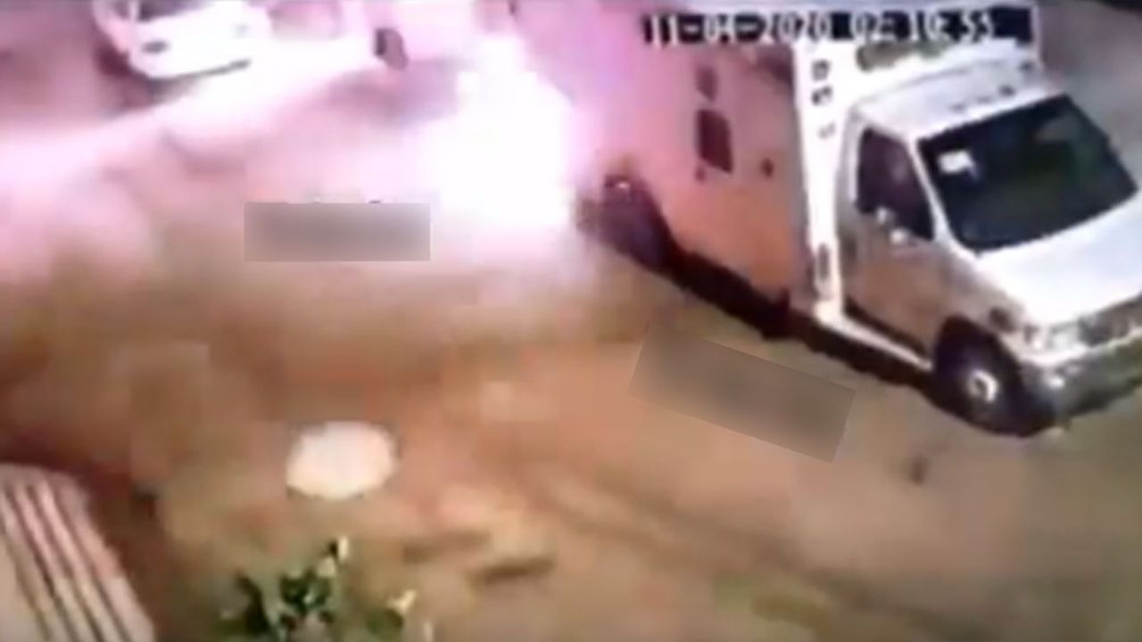 VIDEO: Sujetos incendian dos ambulancias en plena crisis de Covid-19