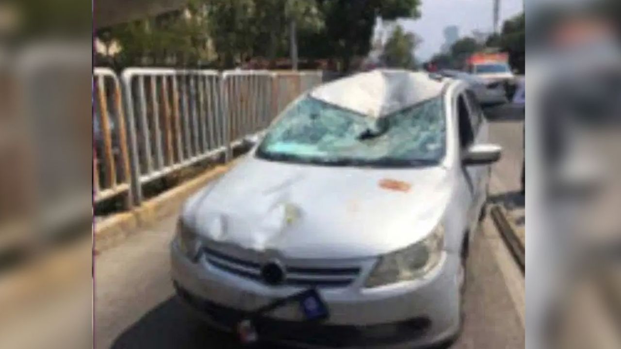 Hombre cae desde lo alto de puente peatonal sobre un auto en CDMX