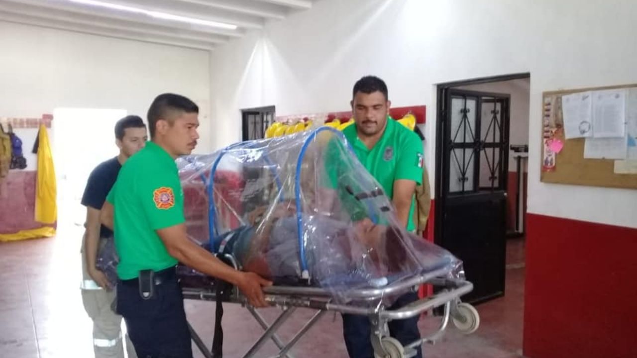 Protección Civil de Álamos fabrica una camilla para pacientes con Covid-19