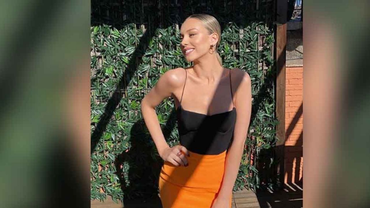 Ester Expósito calienta la cuarentena con sexy baile frente al espejo