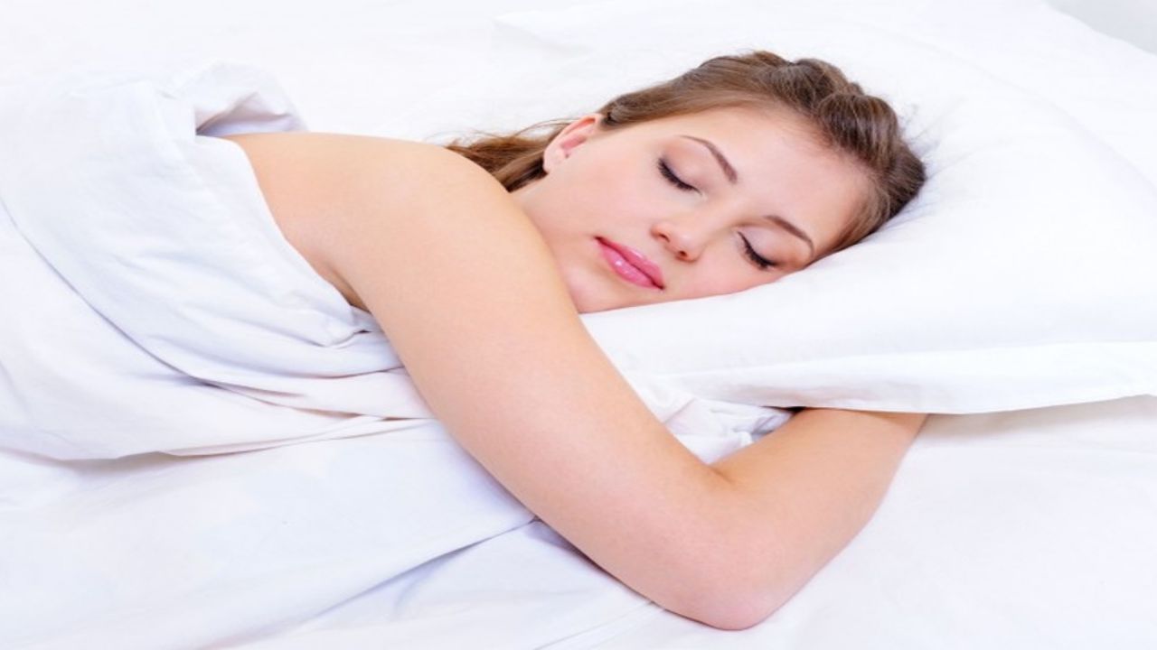 Dormir al costado izquierdo reduce celulitis, según estudio