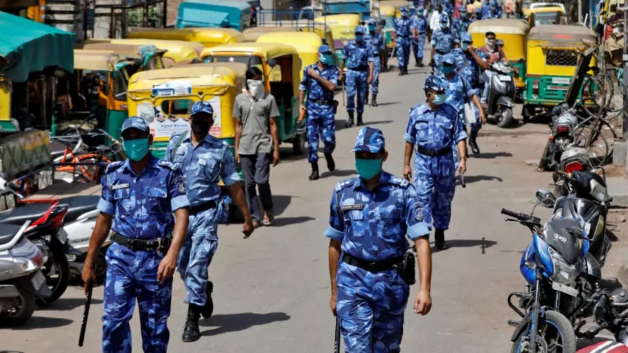 Turistas mexicanos escriben 500 veces ‘lo siento’ por irrespetar la cuarentena en la India