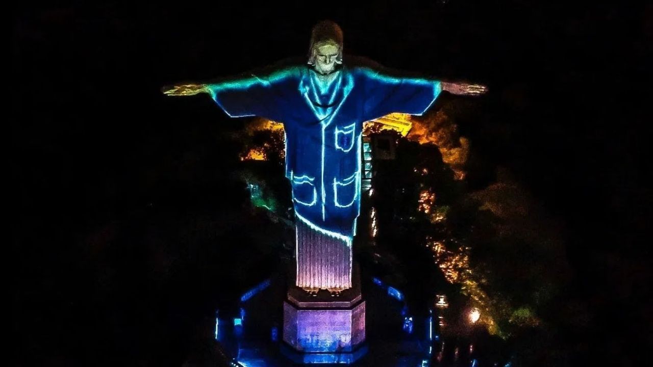 Asombroso homenaje del Cristo Redentor a médicos y enfermeras en Brasil