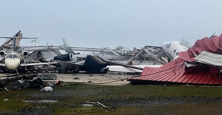 Daños provocados por el tornado en EU