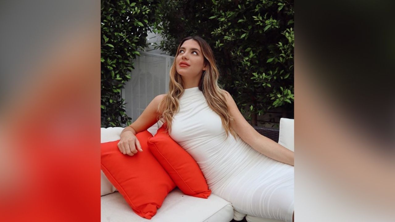 Totalmente desnuda, pareja del ‘Chicharito’ presume sus curvas de embarazada