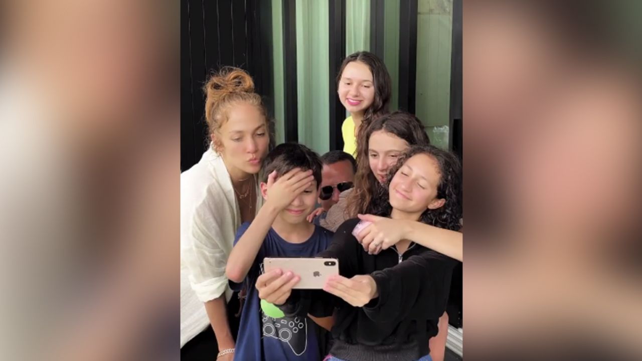 Entre risas y busqueda del tesoro, así fue la Pascua de Jennifer Lopez y familia