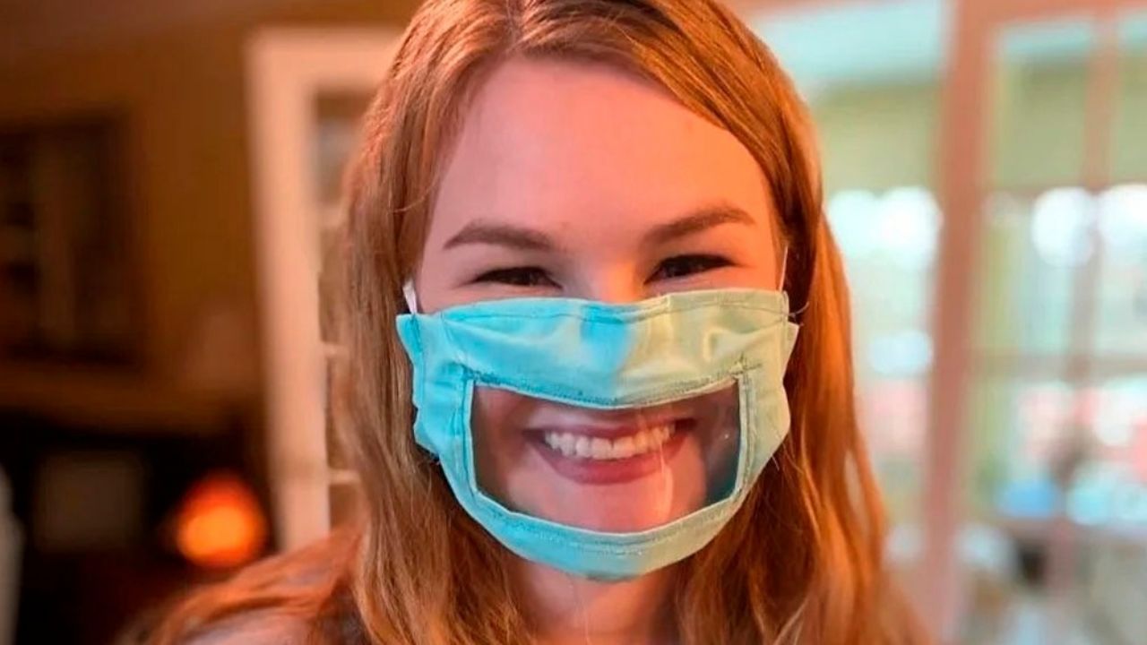 ¡Cubrebocas incluyentes! Estudiante crea mascarillas especiales para personas con sordera