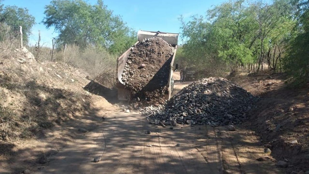 En Álamos bloquean con tierra los caminos para que se respete la cuarentena