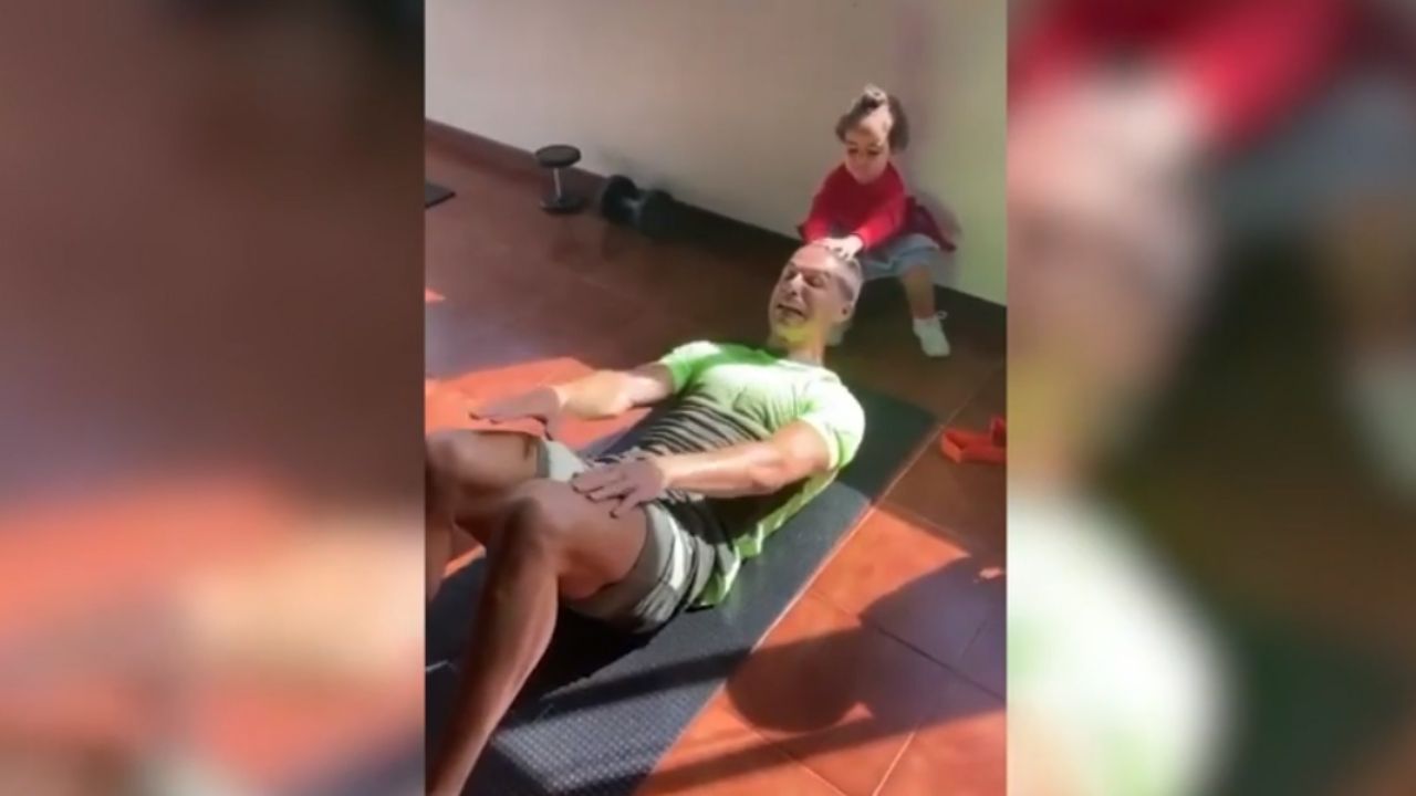 “Déjenme trabajar”: Cristiano Ronaldo a sus hijos mientras le agarran la cabeza