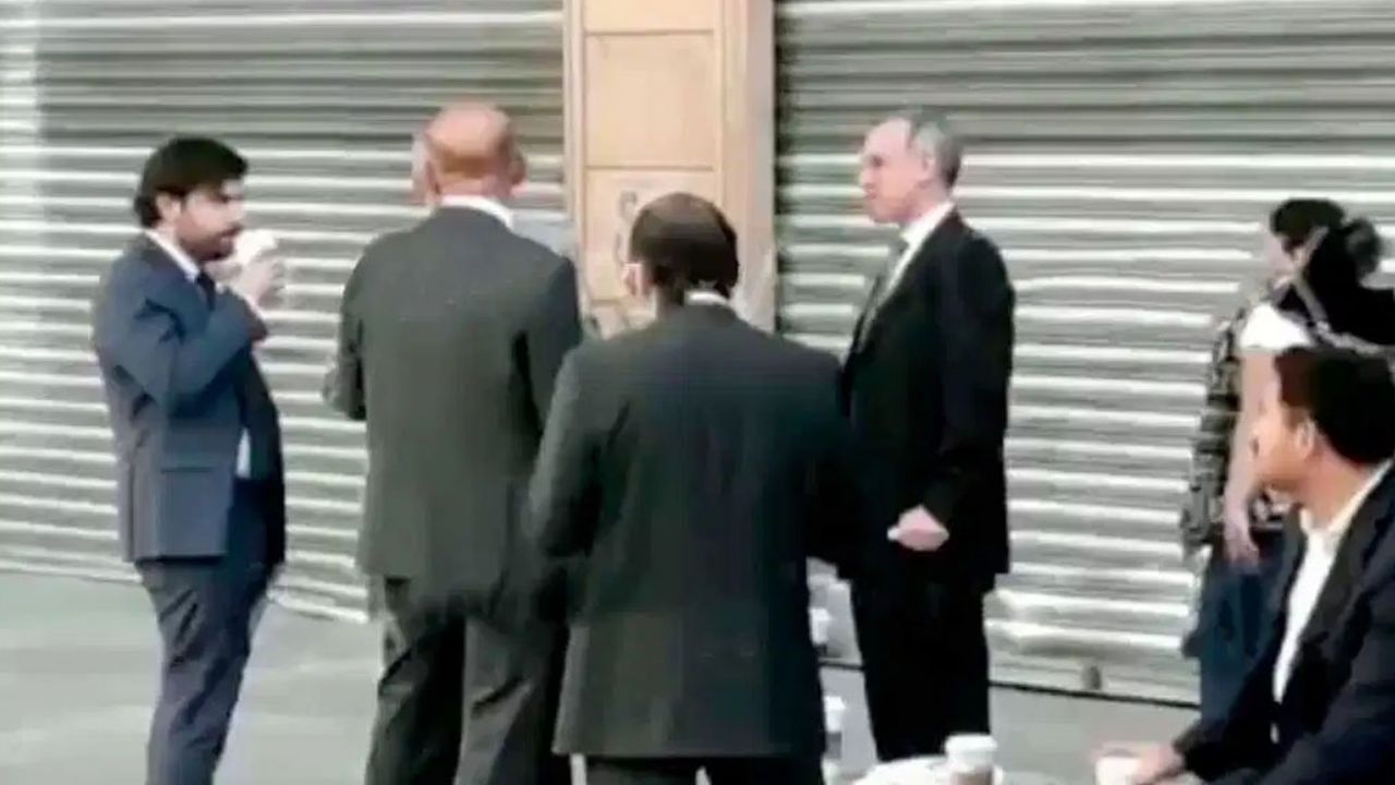 VIDEO: Así come López-Gatell en vía pública, tose y no respeta sana distancia