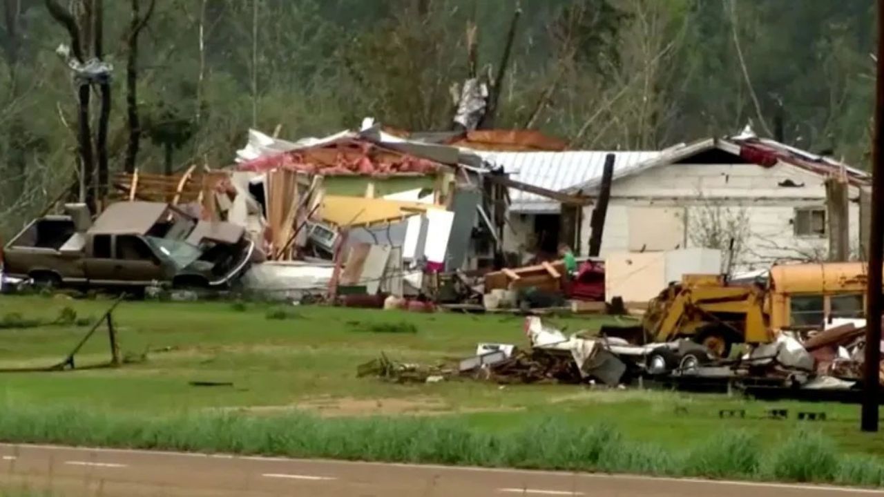Tornados y tormentas al sur de Estados Unidos deja a 20 personas sin vida