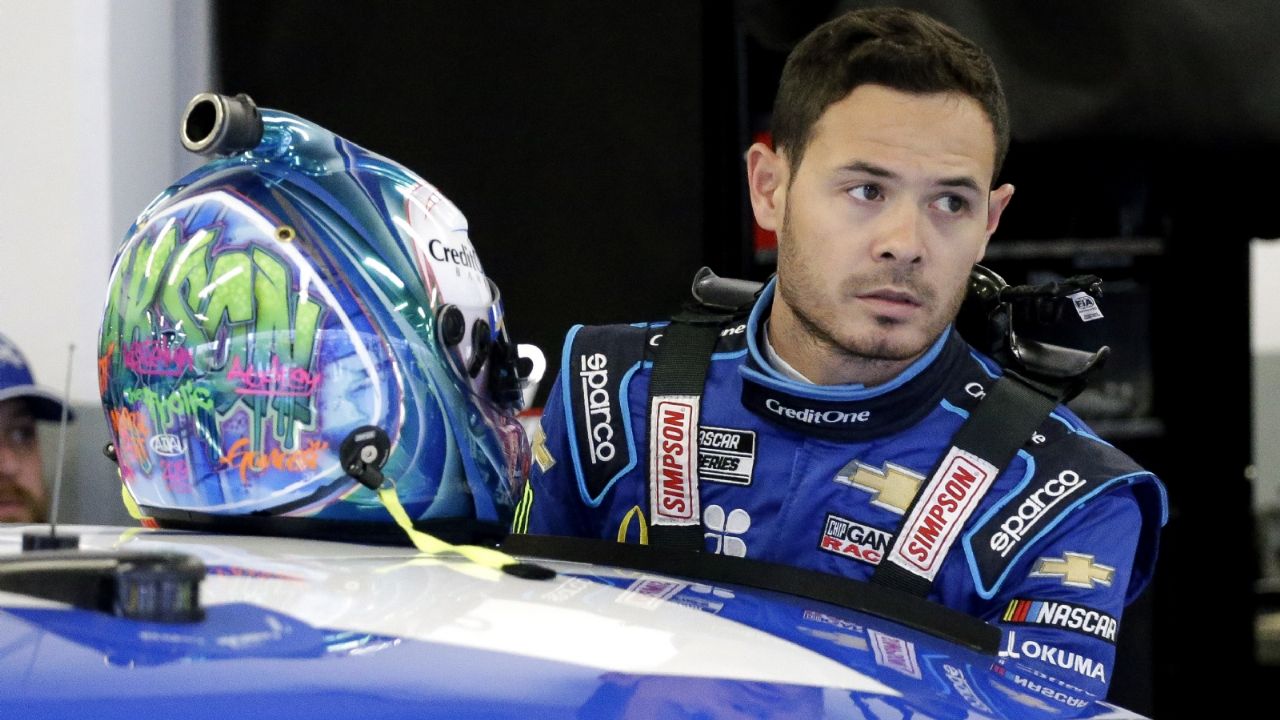 Piloto Nascar es suspendido luego de lanzar un insulto racista a compañero