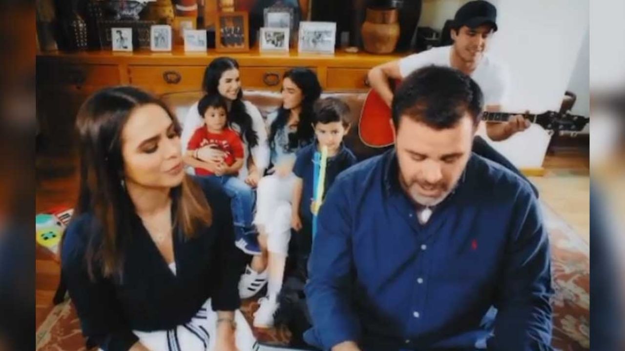 VIDEO: ¡Tienes que verlos! Bibi e hijos cantan con Eduardo Capetillo por su cumple