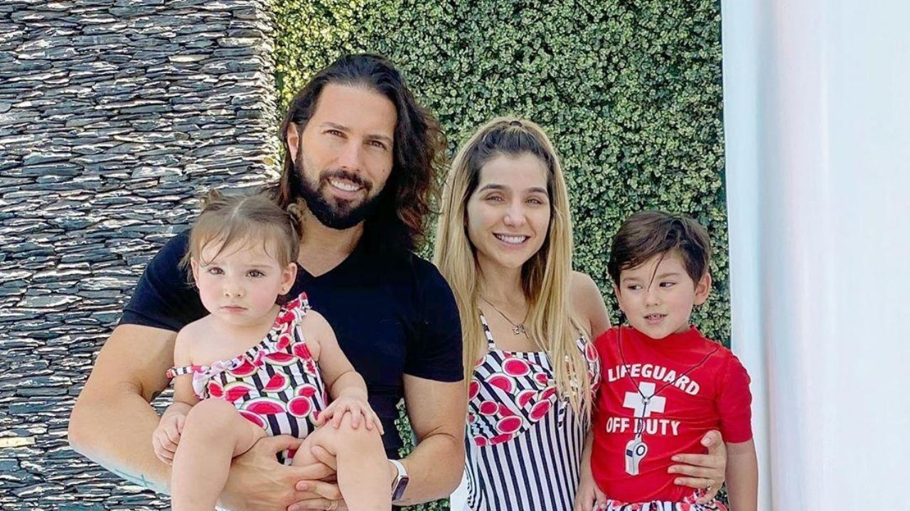 Poncho De Nigris y su familia hacen el divertido reto de la almohada