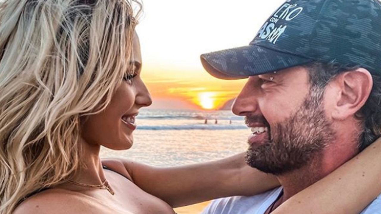 Para crear conciencia, Irina Baeva y Gabriel Soto posan juntos con cubrebocas