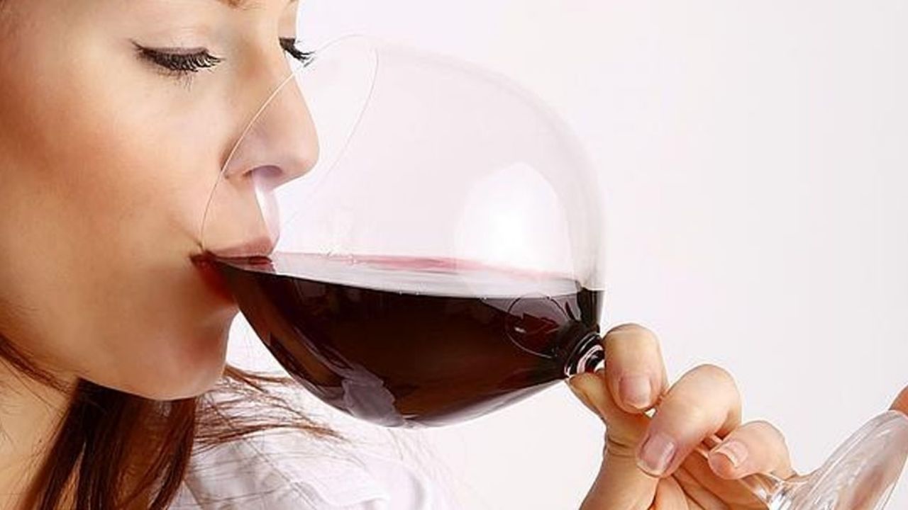 VIDEO: Mujer se baña en vino tinto y acaba por convertirse en viral