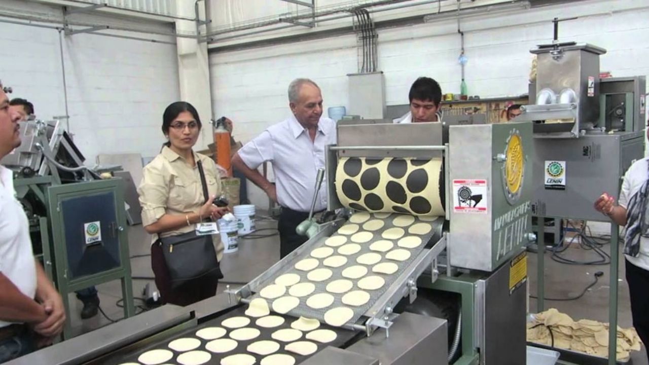 Advierten posible desabasto de tortillas por alza en precio del maíz en México