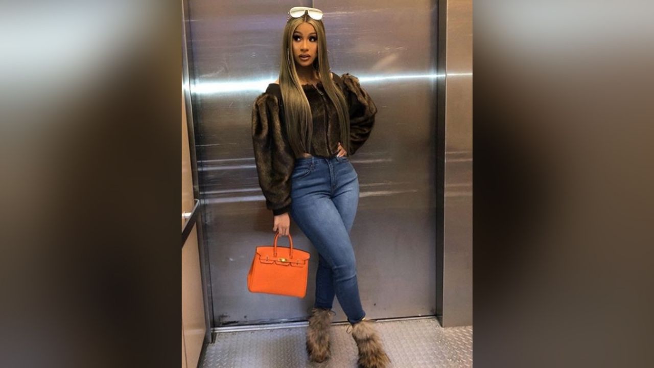 ¡Qué curvas! Cardi B casi muestra de más en ajustado traje azul: “Mamacita”