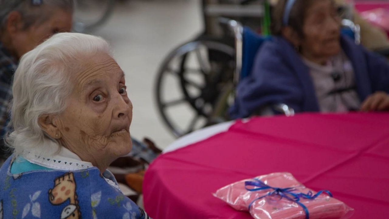 Covid-19: Gobierno plantea atender primero a jóvenes que a adultos mayores infectados