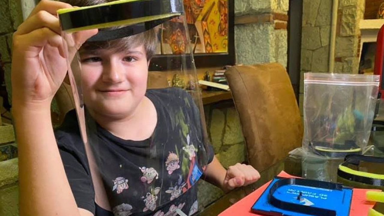 Niño de México crea caretas para médicos que luchan contra Covid-19