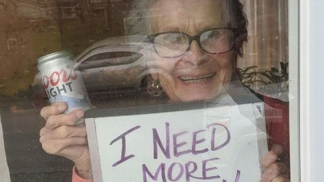 VIRAL: Abuelita implora por cerveza desde el encierro y obtiene 150 latas