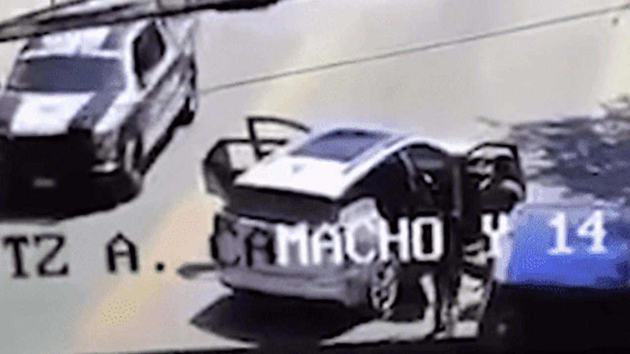 VIDEO: Policías fingen no ver ‘levantón’ de civiles por sicarios del CJNG