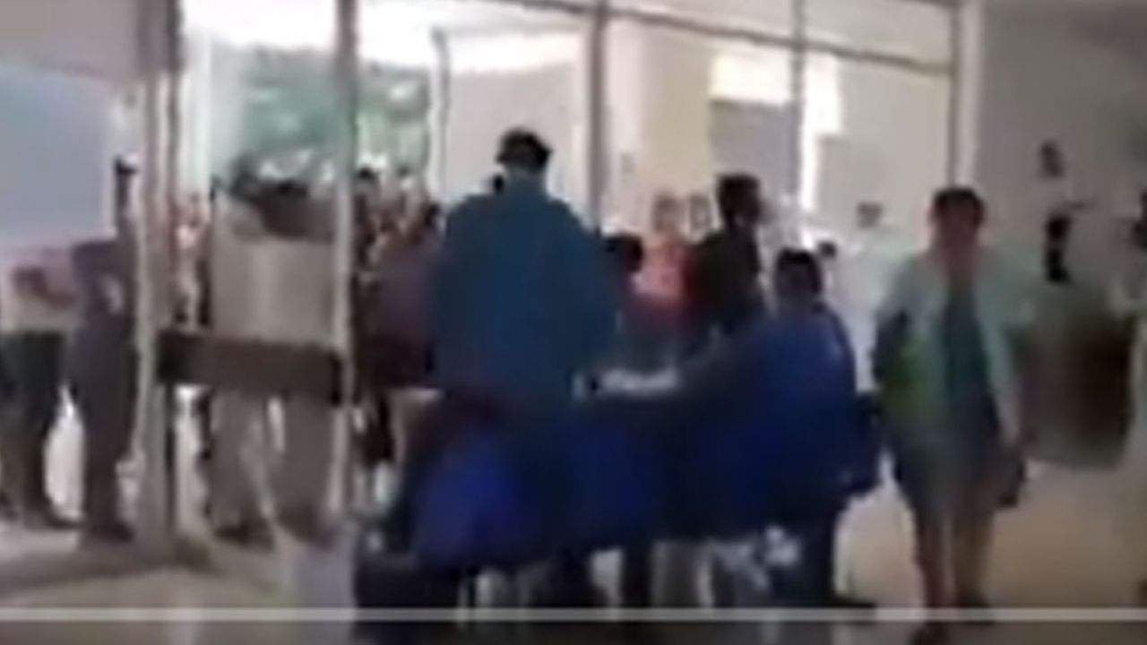 VIDEO: Así reciben a un paciente con Covid-19 en el IMSS; reclaman a AMLO