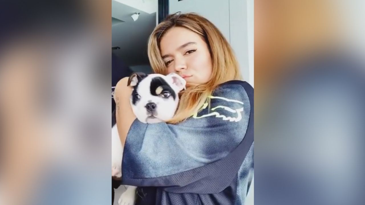 Karol G enternece redes al mostrar su lado materno con su dulce cachorro