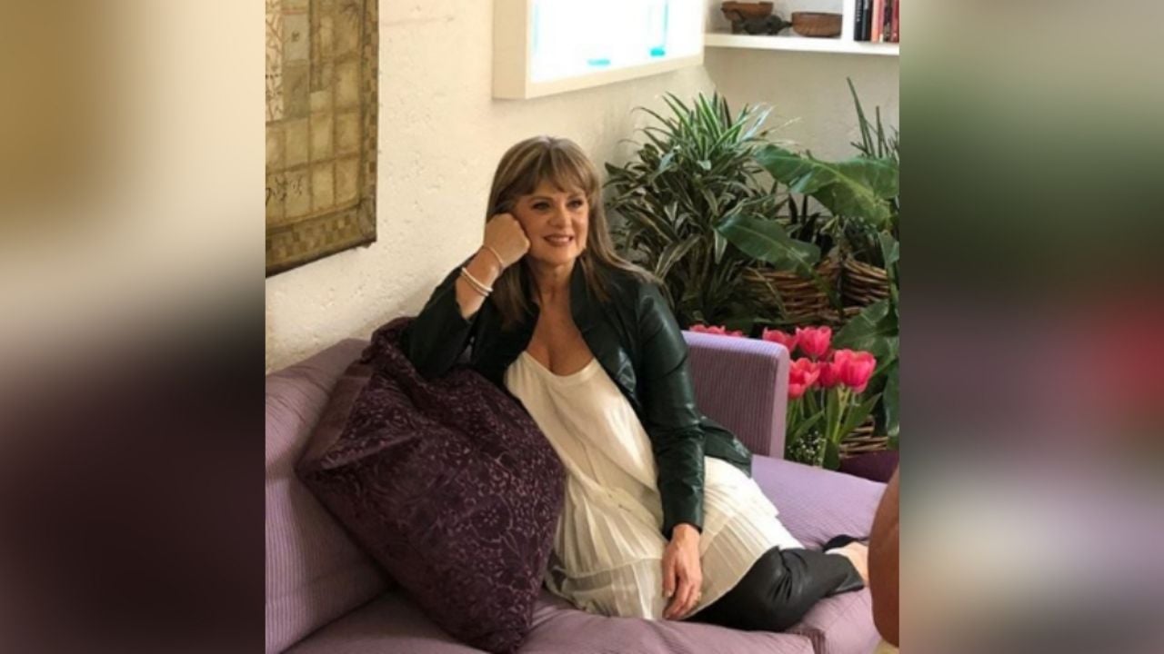 ¡Impactante! Érika Buenfil presume sus curvas en entallado vestido oscuro: “Mujerón”