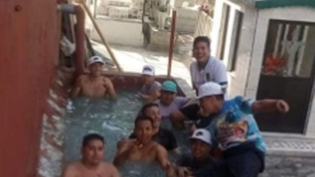 VIRAL: Usan pileta de panteón como alberca en plena contingencia por Covid-19